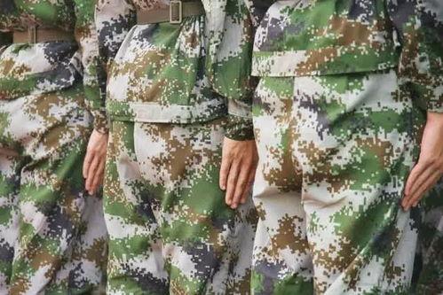 军训白衣吊带吃瓜,白衣吊带下的青春吃瓜时光