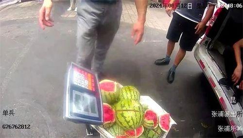 警察吃瓜照片,揭秘警察的日常生活趣味瞬间